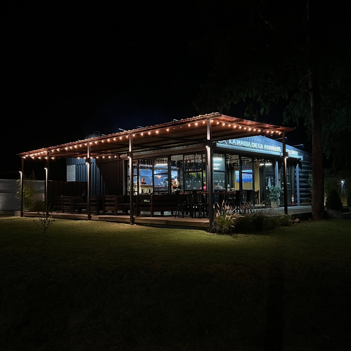 Local de Chorren en Salinas de noche, con su galería y luces encendidas